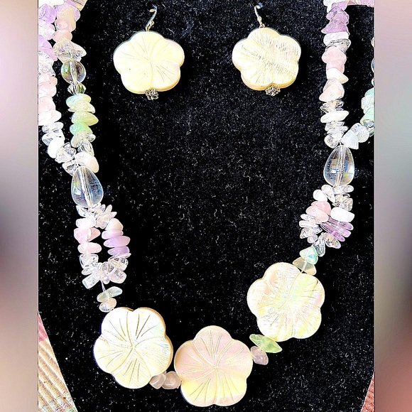 ๐ธ New AB Iridescent Carved Mother of Pearl Shell Flower Gemstone Bead Necklace - Picture 3 of 6